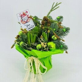 Zimnij buket novogodnij iz vetok natural_noj hvoi, nobilis s aromatnimi giatcintami pervotcvetami