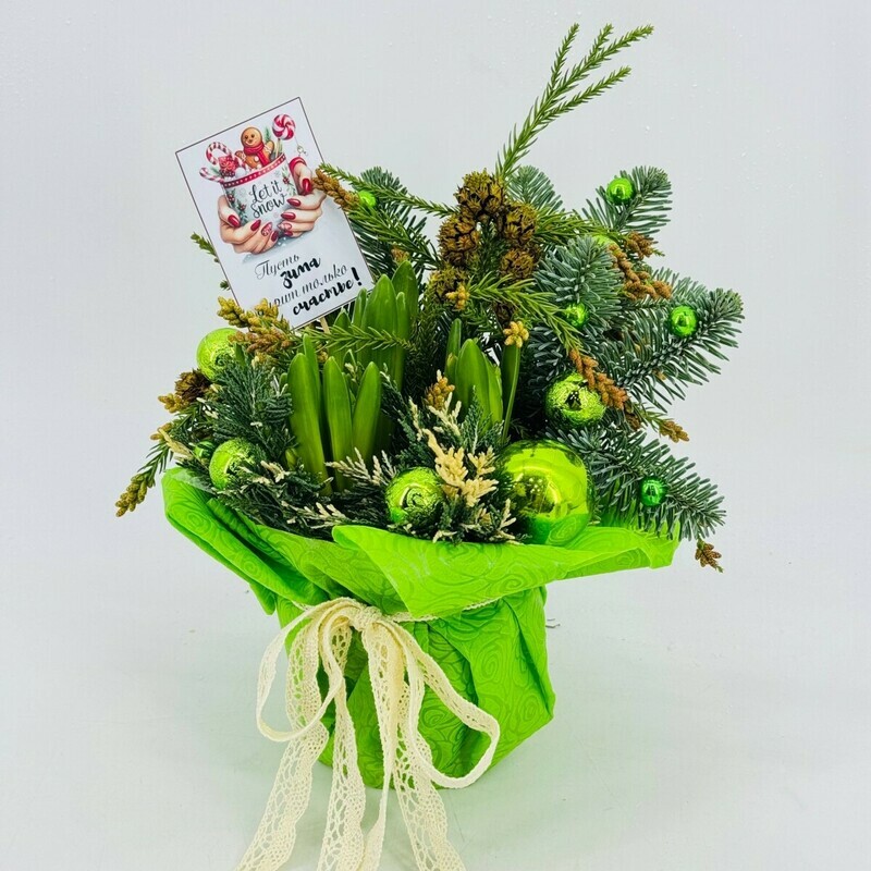 Зимний букет новогодний из веток натуральной хвои, нобилис с ароматными гиацинтами первоцветами, стандартный