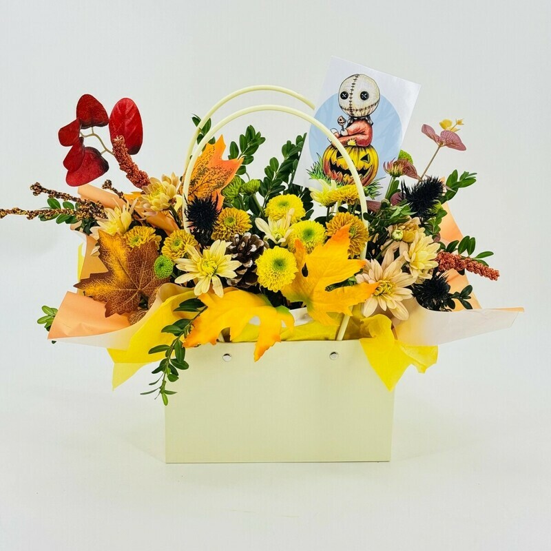 Osennij buket v sumochke na Hellouin. TCveti na Hellouin v sumke hrizantema kustovaya, eringium, standart