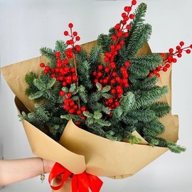 Buket iz natural_nogo zhivogo nobilisa s krasnimi dekorativnimi yagodami