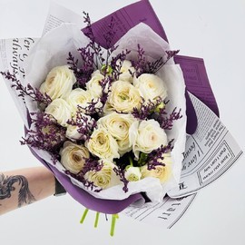 Пышный букет белых ранункулюсов с веточками лимониума