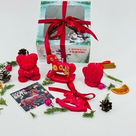 Podarochnij nabor svechej ruchnoj raboti iz premial_nogo soevogo voska. Podarok na novij god