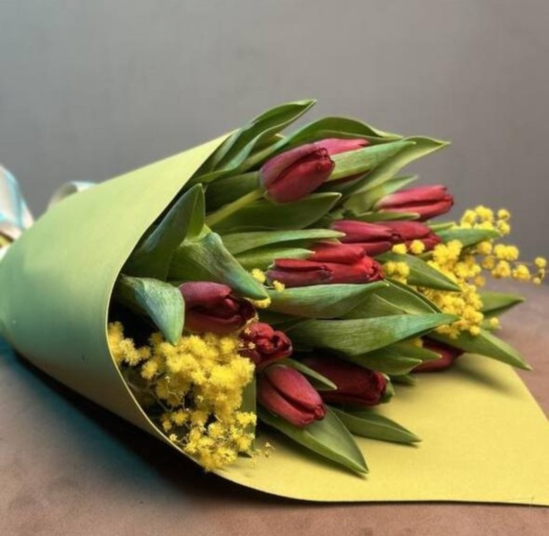 Красные тюльпаны с веточками мимозы, стандартный