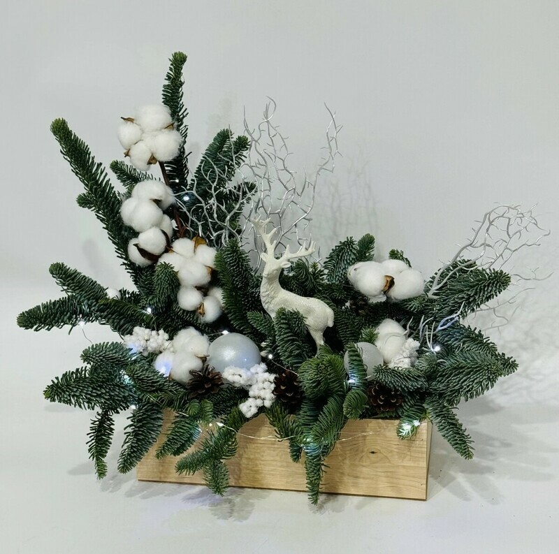 Rozhdestvenskaya kompozitciya na stol iz vetok natural_nogo nobilis v derevyannom yashike s suvenirom olen_, standart