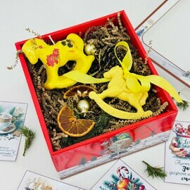 Podarochnij nabor na Novij god aromaticheskaya svecha loshadka kachalka i aroma sashe