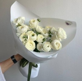 19 белых ранункулюсов в белой дизайнерской упаковке. Цветы на праздник