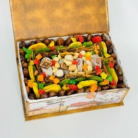 Podarochnij nabor suhofruktov i orehov, korobka kniga. Podarok na den_ rozhdeniya