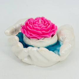 Inter_ernaya svecha ruchnoj raboti v kashpo "Ruki Davida" s iskusstvennim vodoyomom, smola