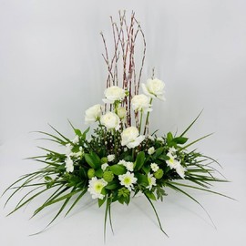 Интерьерная композиция на стол из живых цветов с веточками вербы. Ранункулюсы, хризантемы, сантини