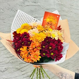 Pishnij buket yarkih kustovih hrizantem na Hellouin. TCveti na Hellouin