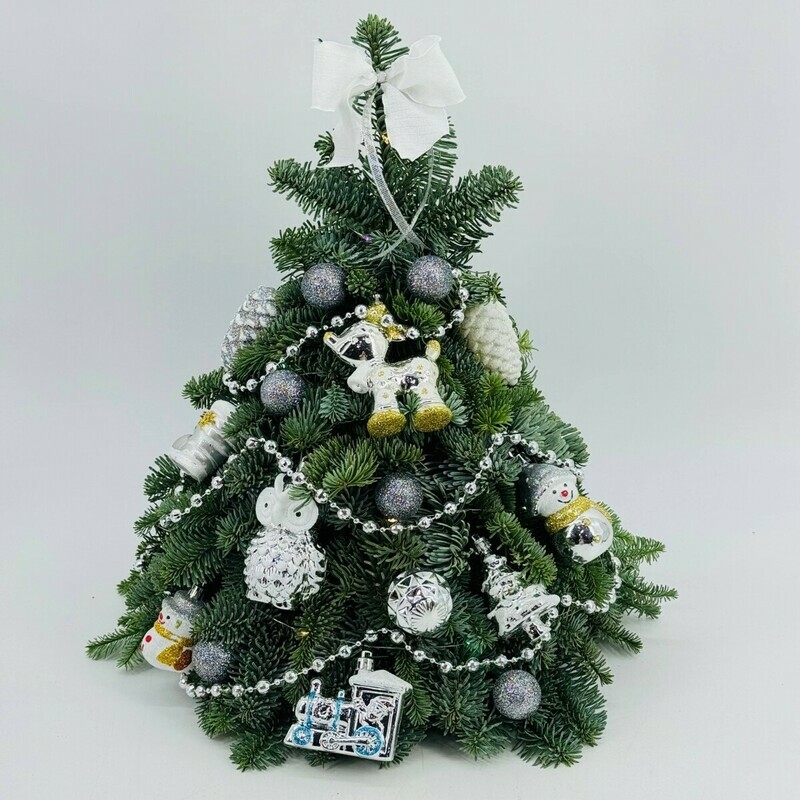 Novogodnyaya yolochka 40 sm ruchnoj raboti iz vetok zhivoj datskoj eli nobilis, standart