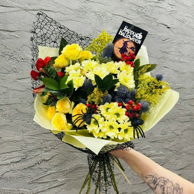 Buket miks s paukami na Hellouin. TCveti na Hellouin. Roza kustovaya, hrizantema, eringium, giperikum, standart