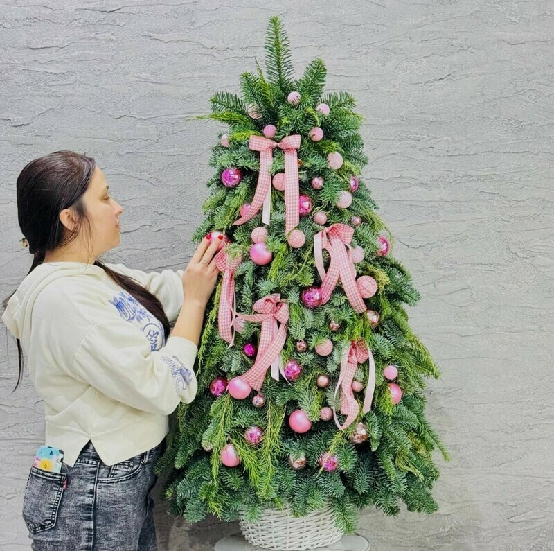 Новогодняя ёлочка ручной работы 130 см из веток натуральной хвои нобилис в кашпо из ротанга, стандартный