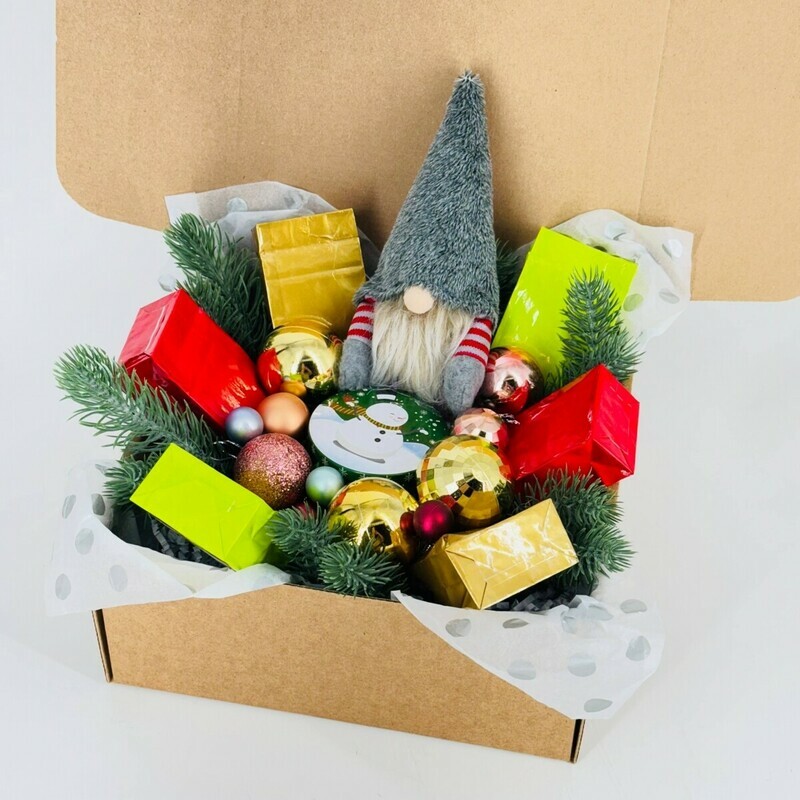 Podarochnij novogodnij nabor. CHaj elitnij, svecha ruchnoj raboti, myagkaya igrushka gnom, standart