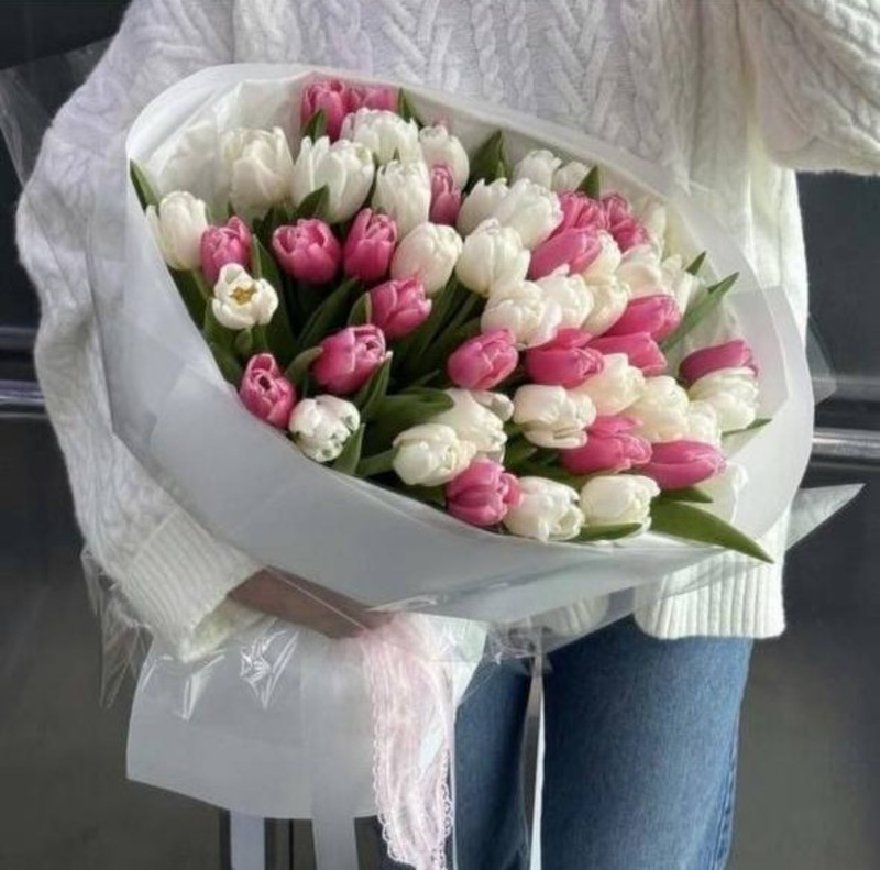Buket iz 51 belogo i rozovogo tyul_pana, standart