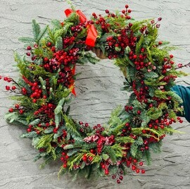 Новогодний рождественский венок 60 см из веток натуральной хвои нобилис с красными ягодами