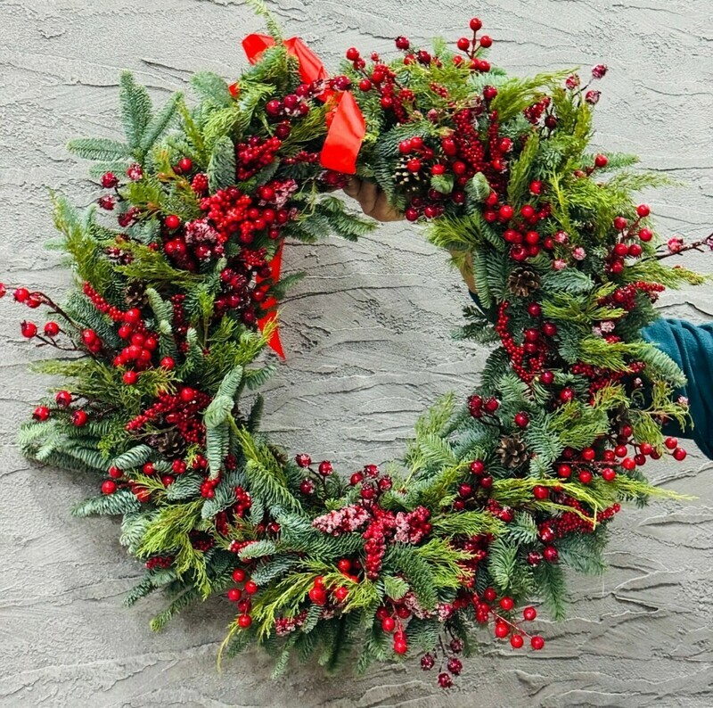 Новогодний рождественский венок 60 см из веток натуральной хвои нобилис с красными ягодами, стандартный