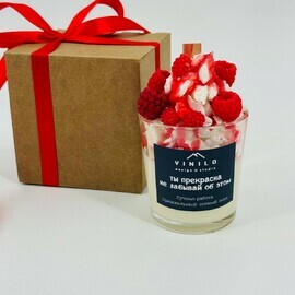 Свеча ручной работы в стакане десертная с малиной и земляникой, взбитые сливки