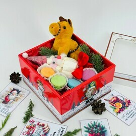 Новогодний сладкий подарок. Бокс с пирожными макарони, маршмеллоу и мягкой игрушкой лошадка