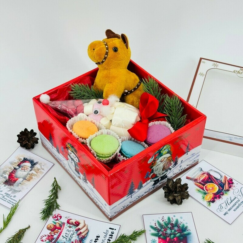 Новогодний сладкий подарок. Бокс с пирожными макарони, маршмеллоу и мягкой игрушкой лошадка, стандартный