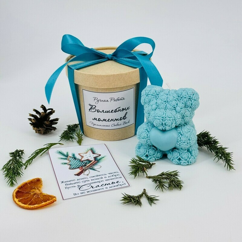 Svecha figurnaya ruchnoj raboti mishka iz roz s serdtcem v podarochnoj upakovke "Volshebnih momentov", standart