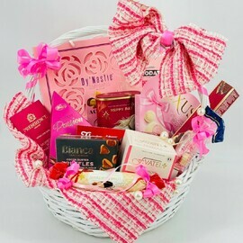 Bol_shaya korzina evropejskih sladostej. Podarok na Den_ materi, Novij god. Podarok dlya mam