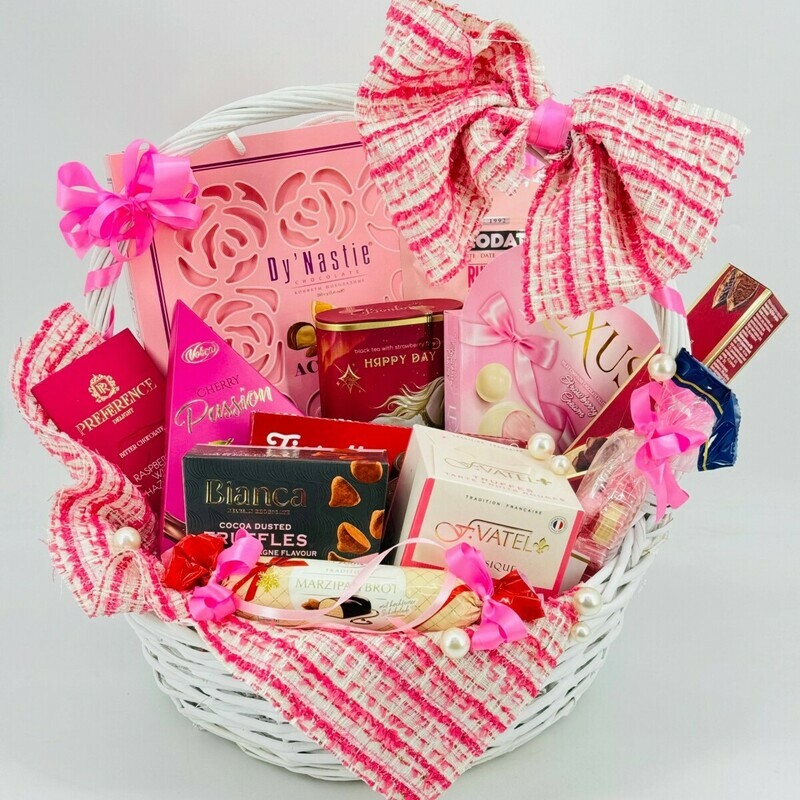 Bol_shaya korzina evropejskih sladostej. Podarok na Den_ materi, Novij god. Podarok dlya mam, standart