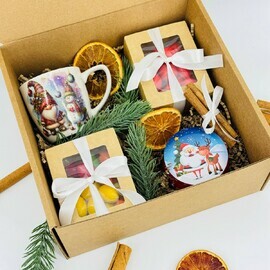 Novogodnij podarochnij nabor. Novogodnyaya kruzhka, svecha  i sashe melts ruchnoj raboti, orehi