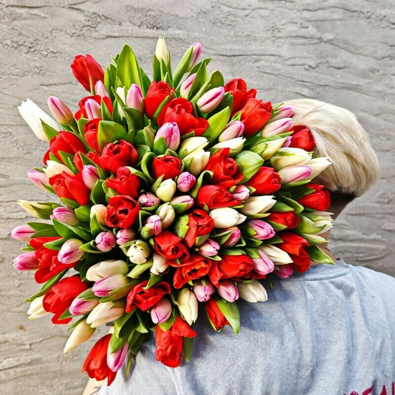 Гигантский букет из 101 разноцветного тюльпана. Цветы тюльпаны на 8 марта, стандартный