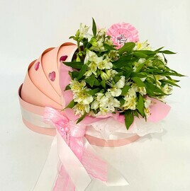 Букет на выписку девочки из роддома. Цветы на рождение альстромерии