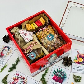 Новогодний подарочный бокс со сладостями. Чай, пирожные макарони, мёд, орехи