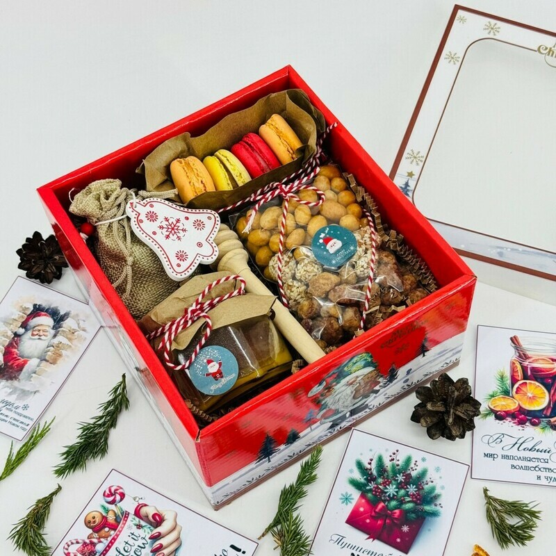 Новогодний подарочный бокс со сладостями. Чай, пирожные макарони, мёд, орехи, стандартный