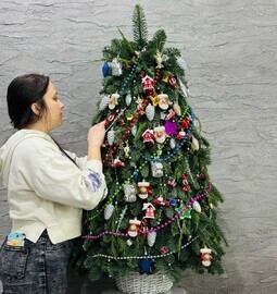 Novogodnyaya yolka 130 ruchnoj raboti iz vetok natural_noj hvoi nobilis v kashpo iz rotanga