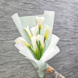 Белые каллы 7 шт в дизайнерской упаковке