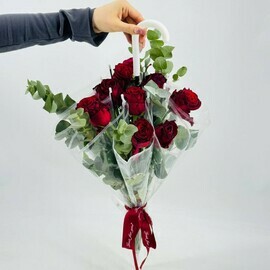 Avtorskij buket krasnih roz s vetochkami evkalipta v zontike. Zont s tcvetami. Rozi krasnie