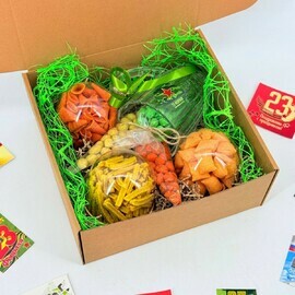 Podarok muzhchine na 23 fevralya. Podarochnij nabor snekov. Pivnoj boks s kruzhkoj