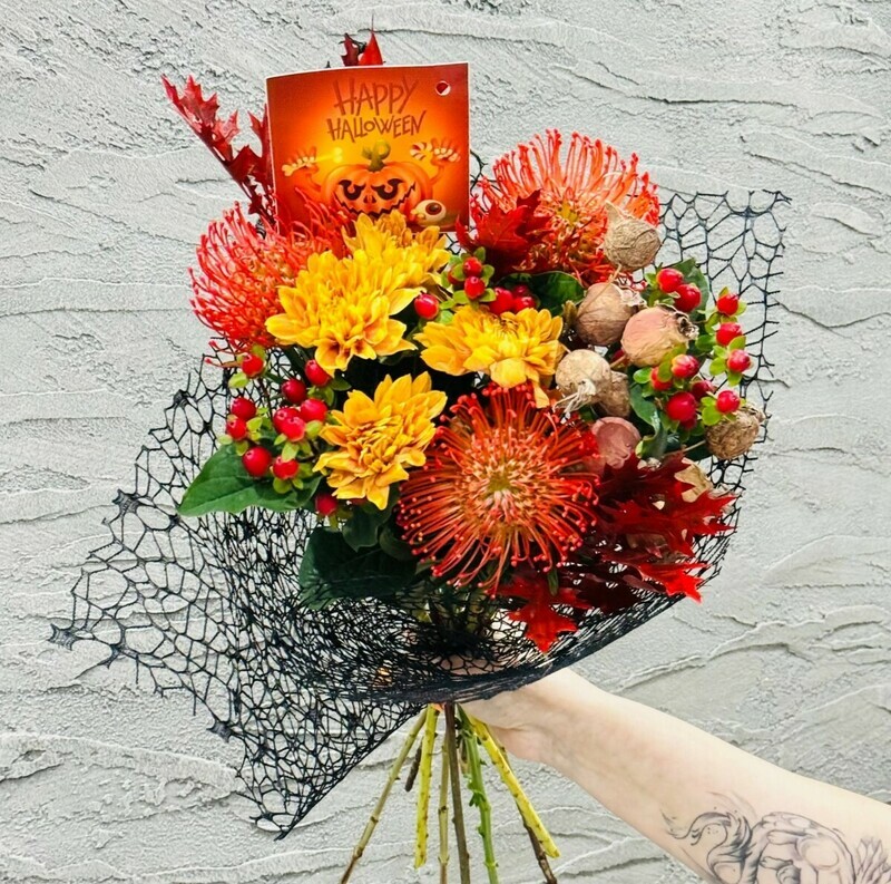 Букет на Хэллоуин из гиперикума, листьев клёна гуерк, хризантем, лейко красных. Цветы на Хеллоуин, стандартный