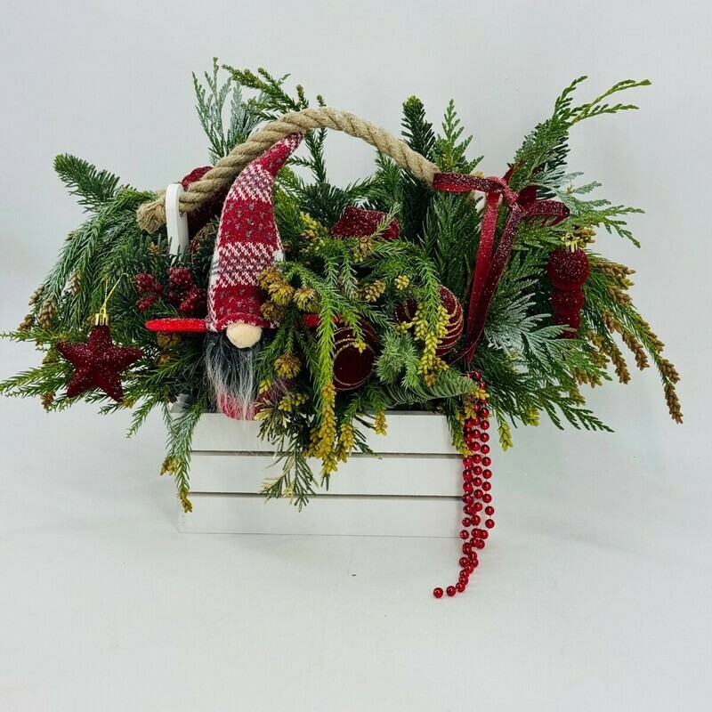 Новогодняя композиция из натуральной хвои нобилис в деревянном ящике с куклой гном, стандартный