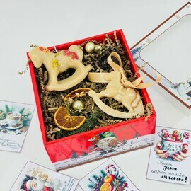 Novogodnij podarochnij nabor svecha i aroma sashe ruchnoj raboti. Podarok na novij god simvol 2026 goda