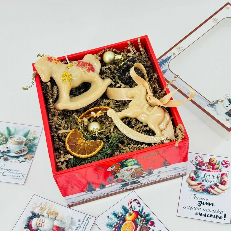 Novogodnij podarochnij nabor svecha i aroma sashe ruchnoj raboti. Podarok na novij god simvol 2026 goda, standart