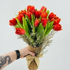 Buket iz 17 krasnih tyul_panov s vetochkami limoniuma. TCveti tyul_pani. Podarok dlya mami, devushki