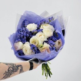 Buket iz 9 ranunkulyusov so statitcej