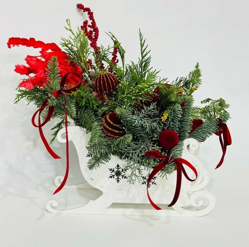 Новогодняя композиция, зимний букет из натурального нобилиса в деревянном кашпо санки, стандартный