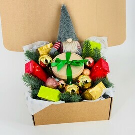 Novogodnij podarochnij nabor, boks. CHaj elitnij, myagkaya igrushka gnom, aroma sashe melts