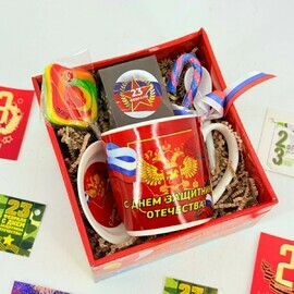 Подарок на 23 февраля для мужчины. Керамическая кружка, чай элитный и сладости