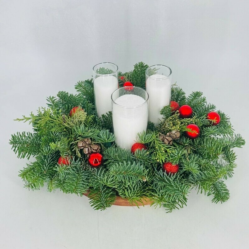 Рождественская свеча,  композиция на стол из веток натурального нобилиса с насыпными свечами, стандартный