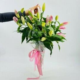 Букет ароматных лилий в зонтике. Зонт с цветами. Цветы лилии