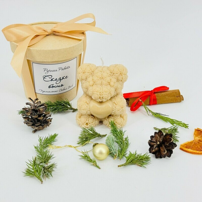 Svecha ruchnoj raboti mishka s serdtcem iz roz v podarochnoj upakovke "Skazke bit_", standart