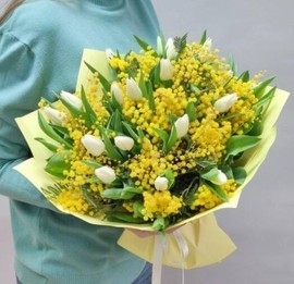 Pishnij buket mimozi s belimi tyul_panami