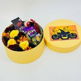 Подарочная коробочка с цветами и жуткими сладостями на Хэллоуин. Подарок на Хеллоуин